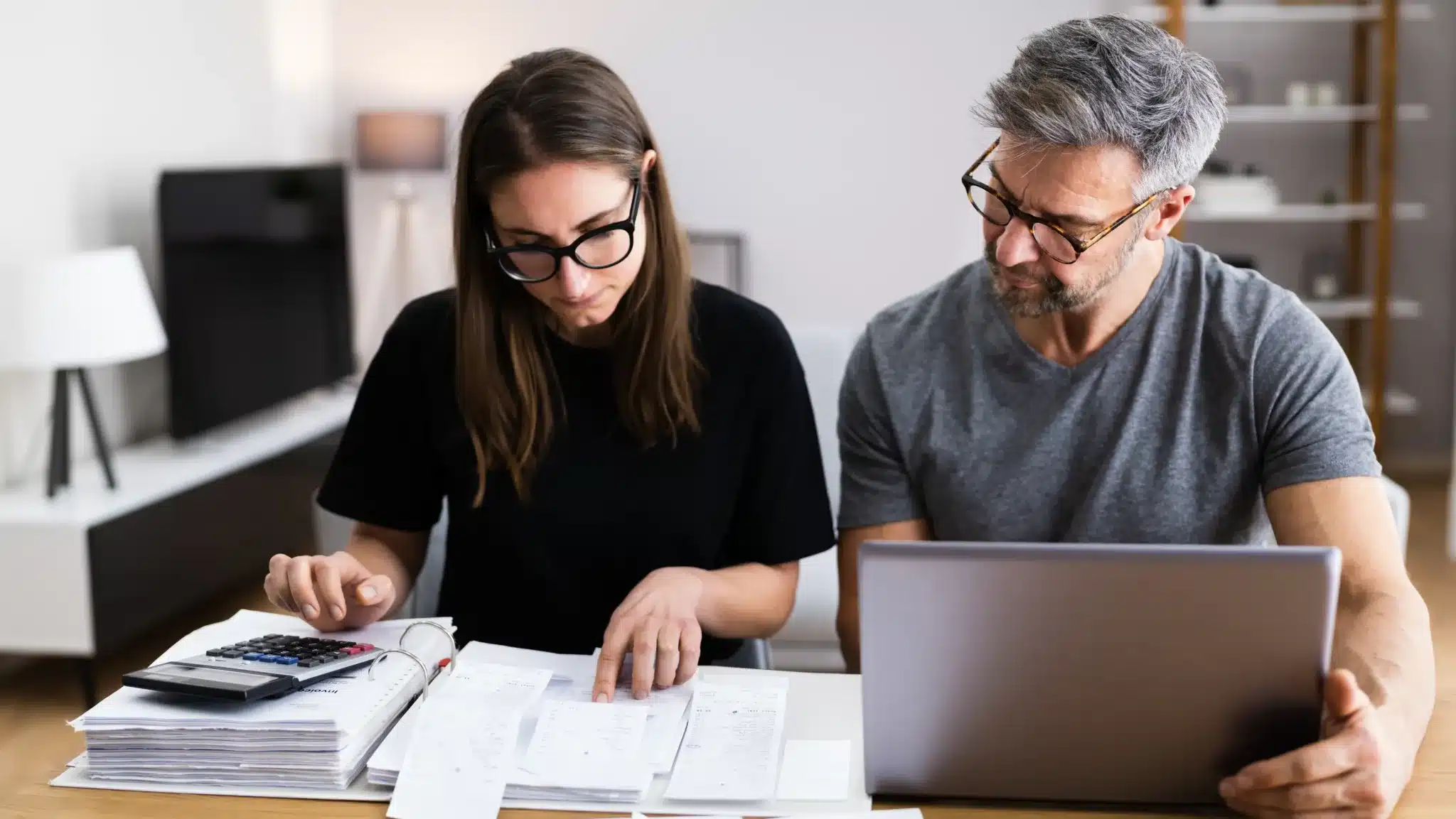 pareja-revisando-los-requisitos-de-condonacion-de-impuestos Pareja revisando los requisitos de condonación de impuestos